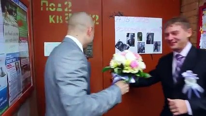 Девчонки прикололись над женихом на выкупе