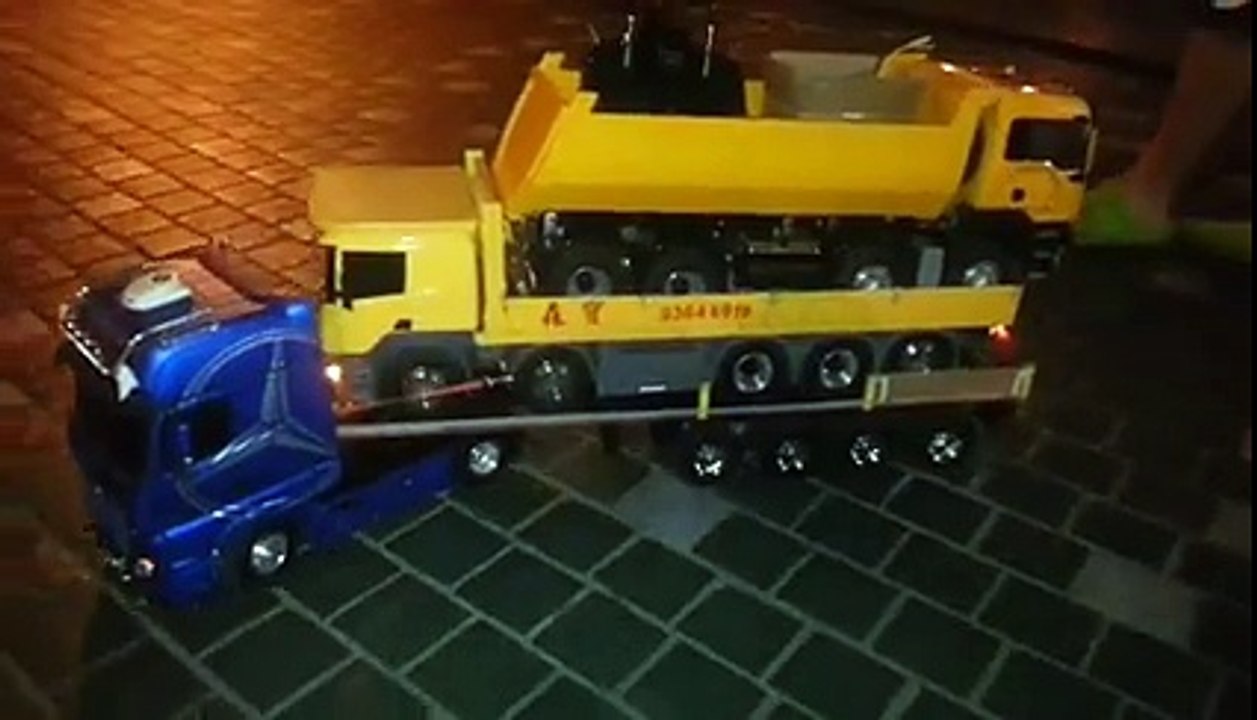 Bruder Scania camion est sur le camion de Mercedes