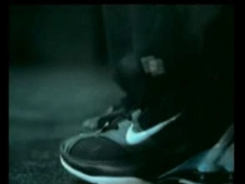 Woman break dance pub Nike 2005