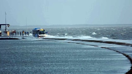 Bussen rijden door het zeewater op Schiermonnikoog - RTV Noord
