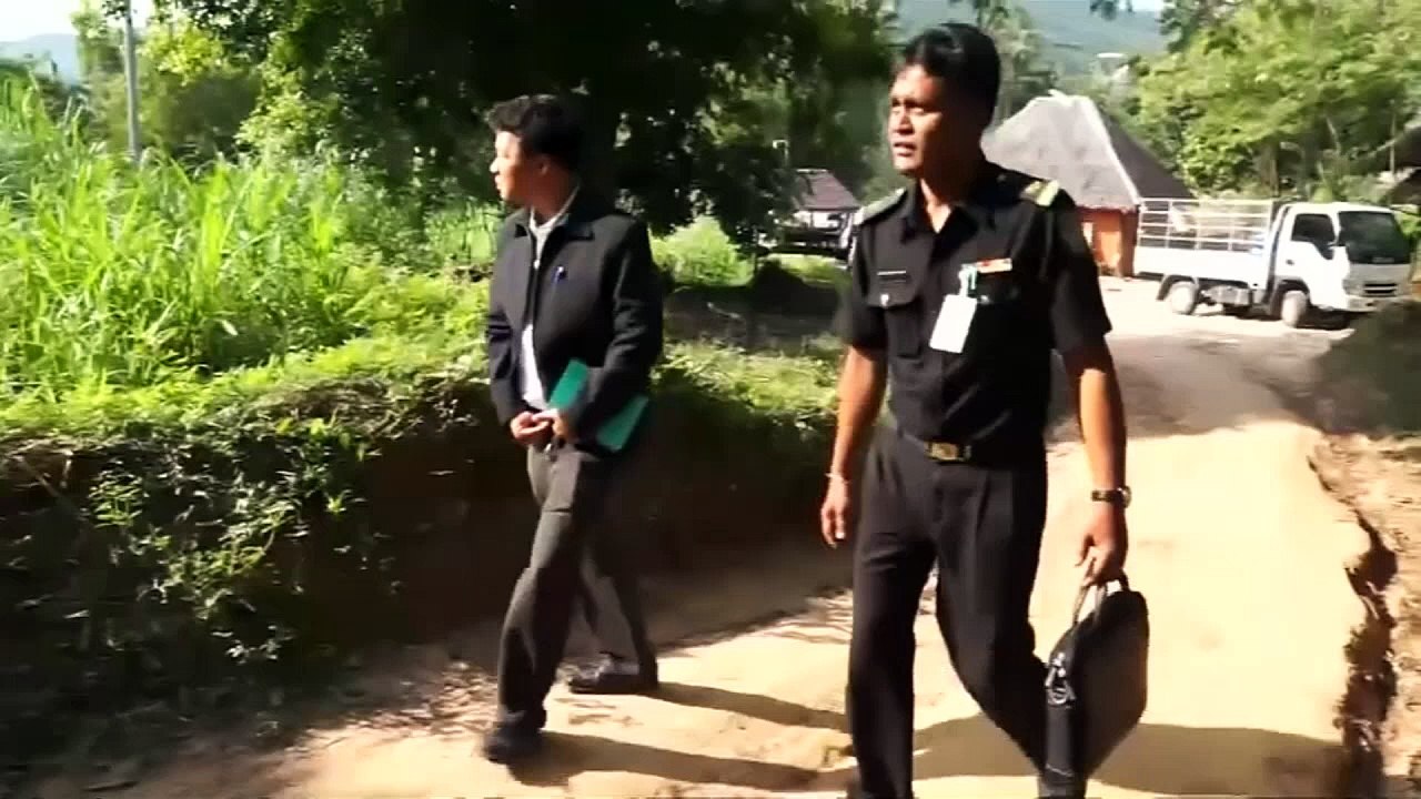 Elephant spears Brit with tusk