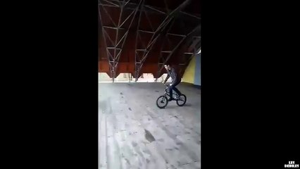 Kolejna typowa kobieta ląduje na ryj