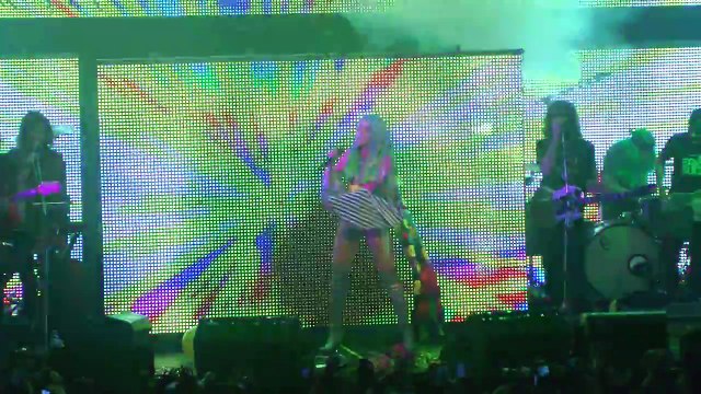 Miley Cyrus & Her Dead Pets - Party In The USA (tease)/Dö It! (Philadelphia,Pa) 12.5.15