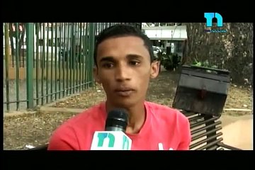 Joven universitario decide convertirse en limpiabotas al no conseguir empleo