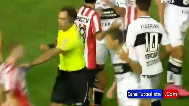 Brutal pelea entre jugadores de Gimnasia y Estudiantes de La Plata
