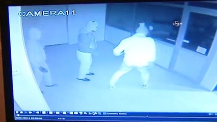 Giyim mağazasındaki kasa soygunu güvenlik kamerasında