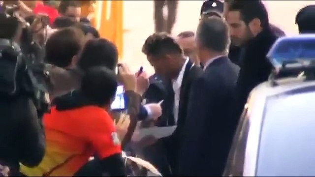 Neymar abandona la Audiencia Nacional entre autógrafos y 'selfies'