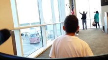 Quand un couple rate son avion et fait signe au pilote