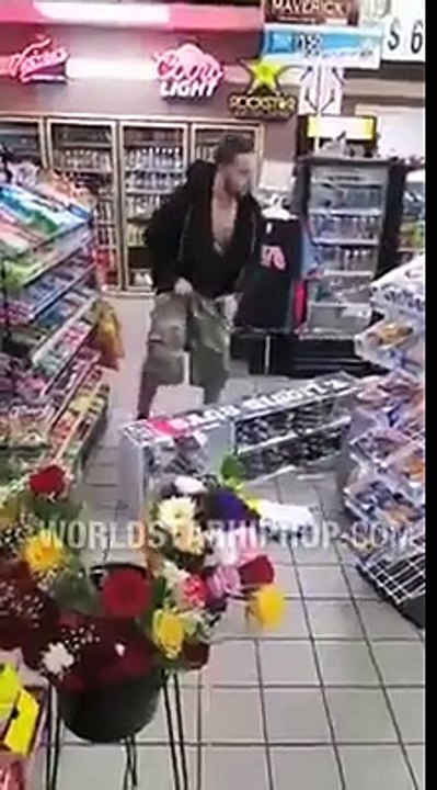 Markette Kavga Eden Adamın Şişeler ile Yaptıkları