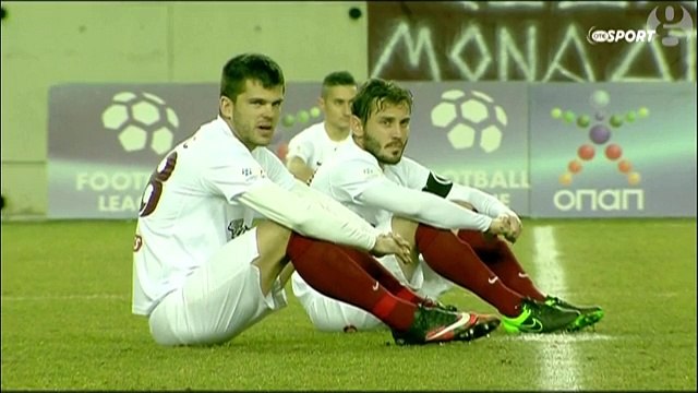 Greek footballers sit down in protest at refugees' deaths