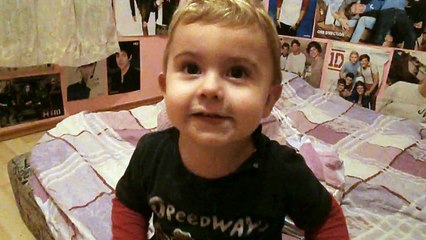 Smesna beba i macka / funny baby and cat