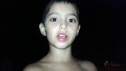 Justiniano explicando sobre un juego