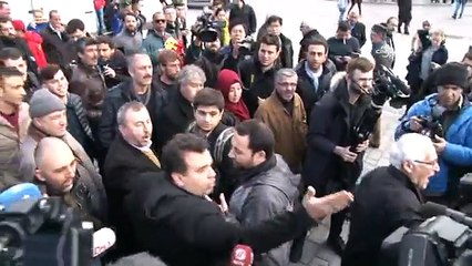 Karanfil bırakanlara bıçak çekti