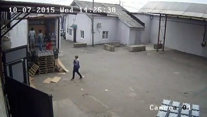 Как не нужно разгружать водку!)