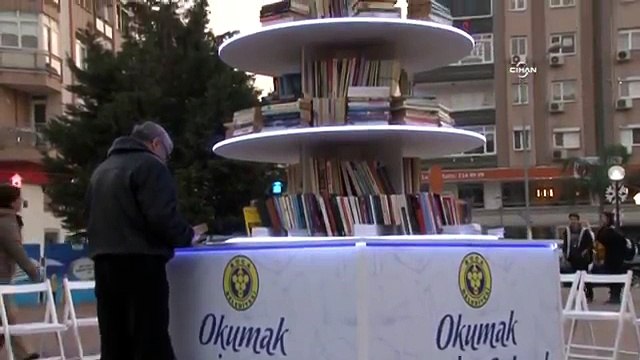 Yılbaşı ağacı yerine 8 metrelik kitap ağacı diktiler