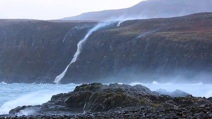 Une cascade coule à l'envers en Écosse (Actualité Insolite)