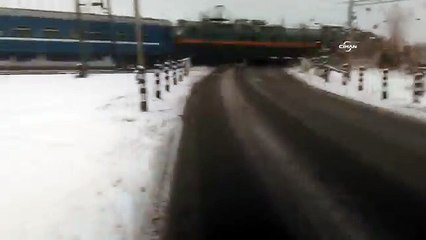 Trenin traktöre çarpma anı kameraya yansıdı