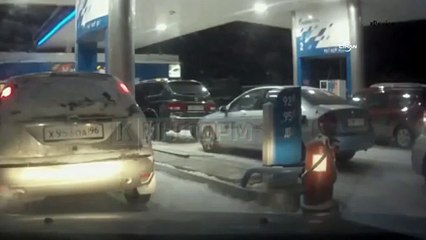 Şaşkın sürücü, hortumdaki benzini çakmakla kontrol etmek istedi