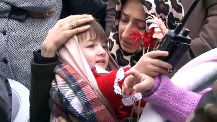 Şehidin minik kızı, babasını polis telsiziyle uğurladı