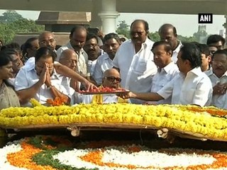 Karunanidhi pays tribute to C.N. Annadurai