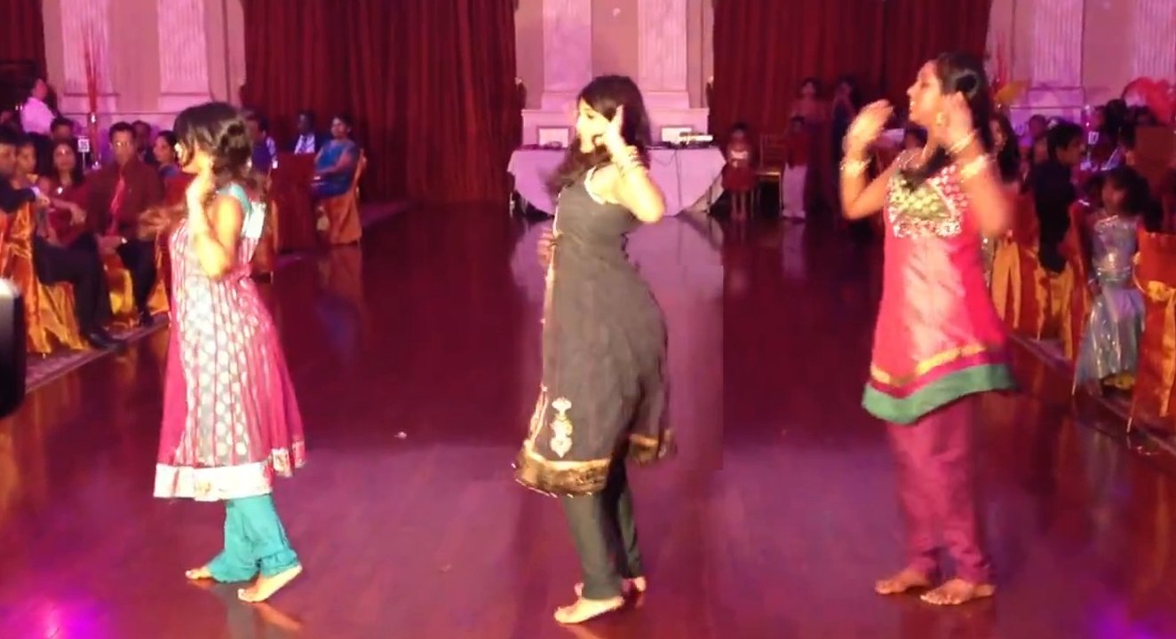 Pakistani Girls Dance In Marriage Hall | Munni Badnam Hui | HD