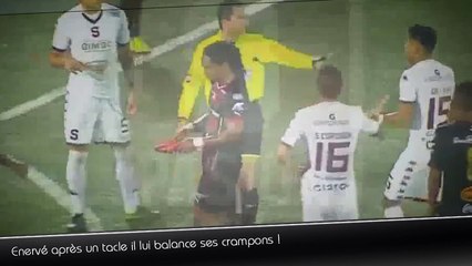 Enervé après un tacle, il lui balance ses crampons !