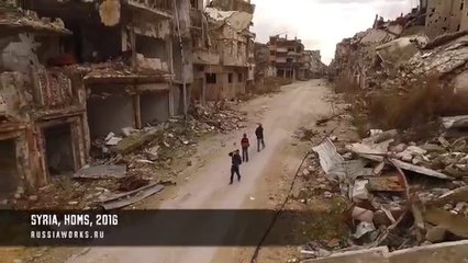 Un drone survole la ville syrienne de Homs dévastée par 5 ans de guerre