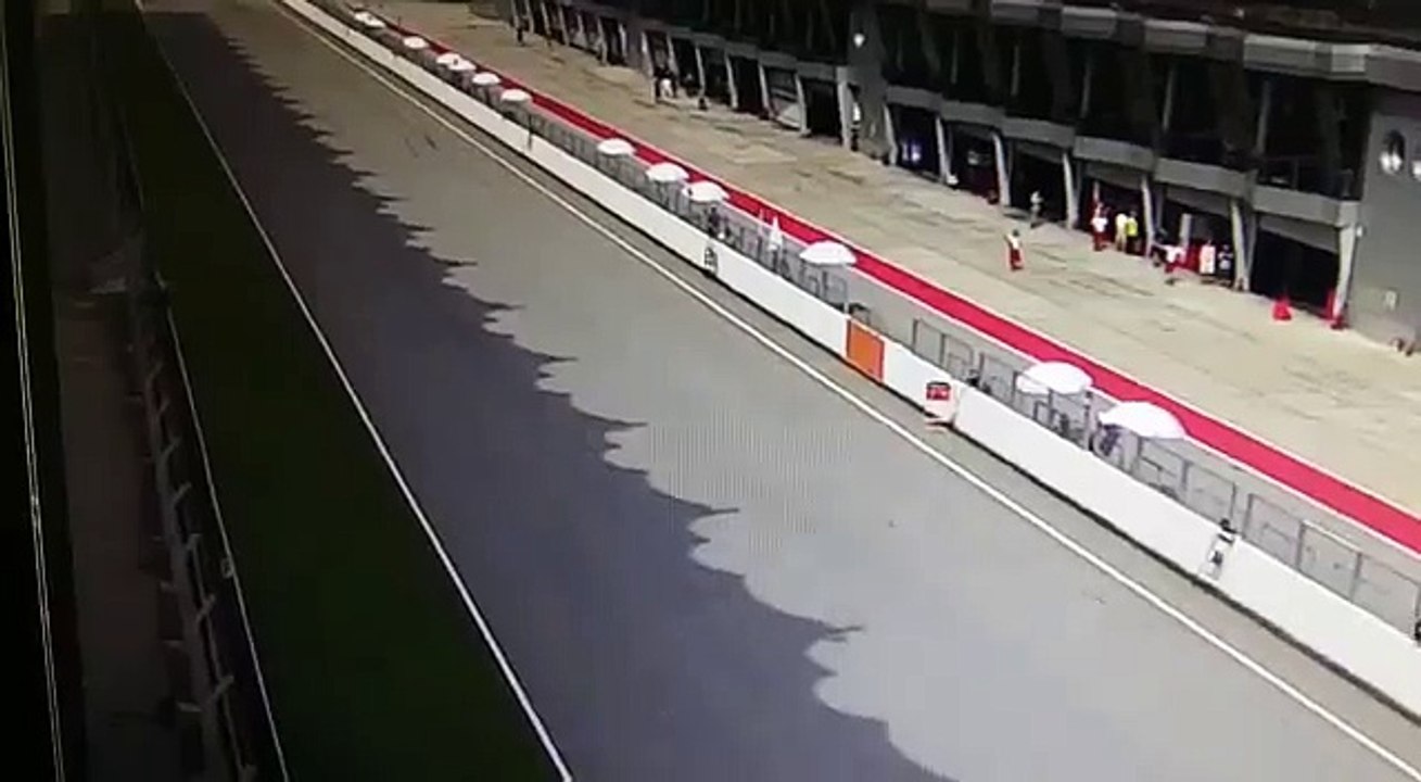 La chute du français Loris Baz lorsque son pneu arrière explose à 300km/h