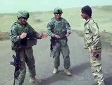 Un soldat américain et un soldat Irakien dansent ensemble