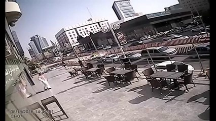Огромный кусок стекла едва не убил мужчину