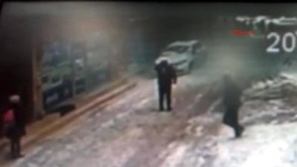Ağrı Çatıdan Düşen Kar Otomobilin Tavanını Ezdi