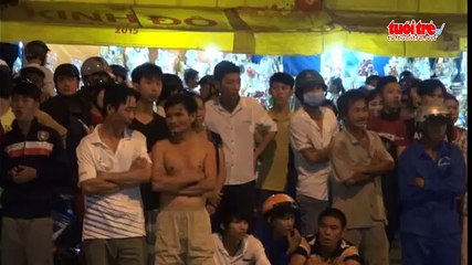 Xe máy chui vào gầm xe tải, một người chết
