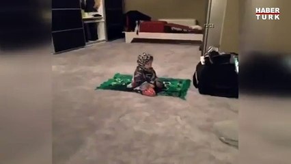 Demet Akalın kızı Hira'ya namaz kıldırdı