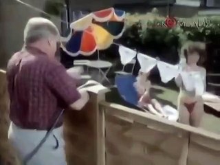 В КОНЦЕ РОЛИКА Я УПАЛ ПОД СТОЛ