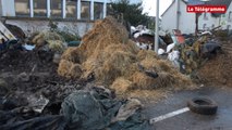 Landerneau. Des agriculteurs déversent leurs immondices devant Groupama et la MSA