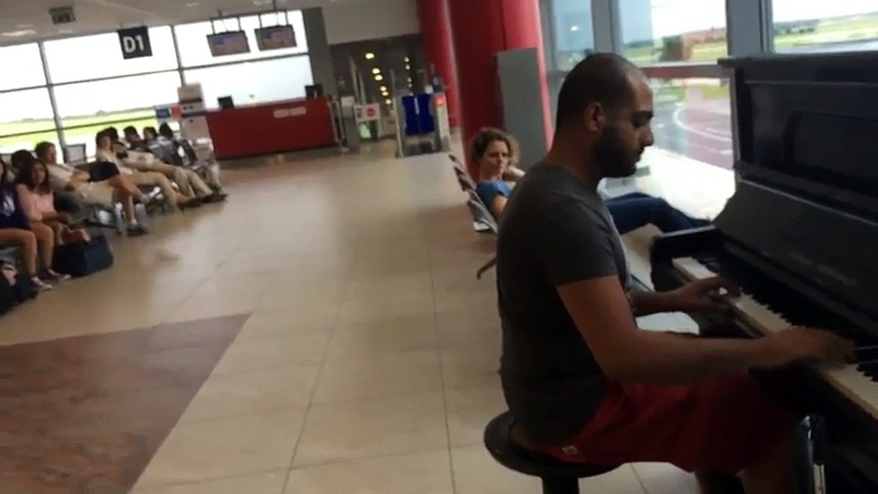 Пианист играетв аэропорту