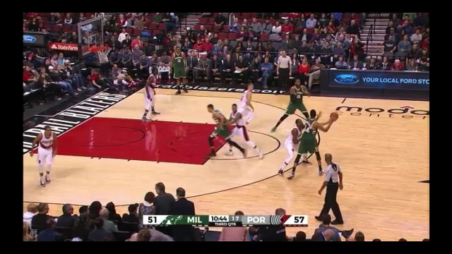 Giannis Antetokounmpo met un énorme contre