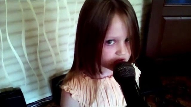 Пятилетняя девочка поет лучше оригинала!