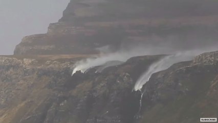 Surréaliste: une cascade coule à l'envers en Écosse