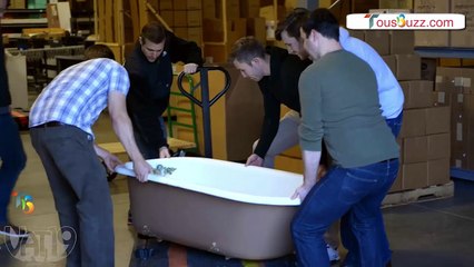 Cet homme prend un bain de mastic pour relever un défi