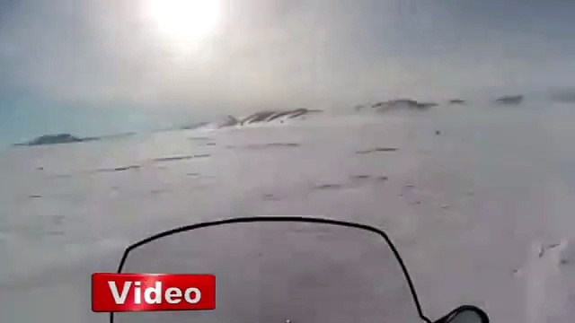 KAZAKİSTAN'DA ACIMASIZ KURT AVI Kazakistan'da kar aracı ile ava çıkan iki avcıdan biri, yaraladıkları kurdun üstünden ka