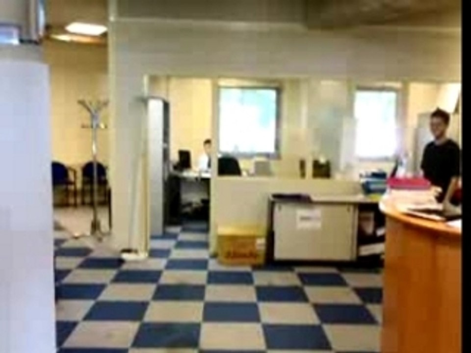 Leves les bras et fonce dans le mur