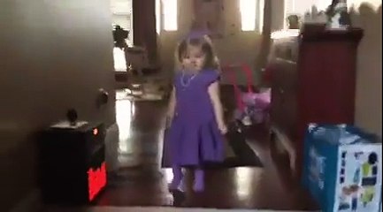 Tatlı kızın gösterisi çok harika olmuş ifade simgesi