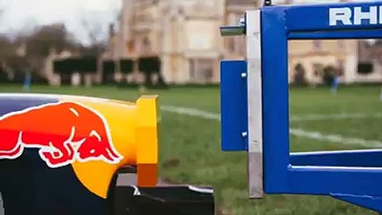 فريق من الرقبي يتحدى سيارة فورميلا واحد تفرج في العرض