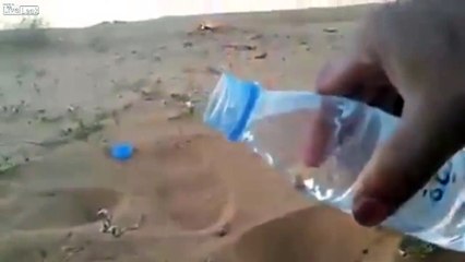 ÇÖLDE İLGİNÇ DENEY! Bir adam çölün ortasında kuma su döküyor. Suyu döktüğü yerden buz kütlesi yükselmeye başlıyor. Kafal