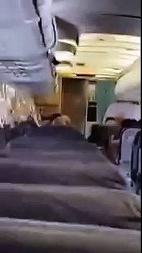 Atterrissage d'urgence après une explosion qui a provoqué un trou dans l'avion et aspiré un passager