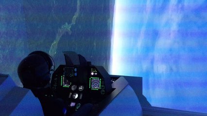 Un simulateur de vol dans un cokpit de F16