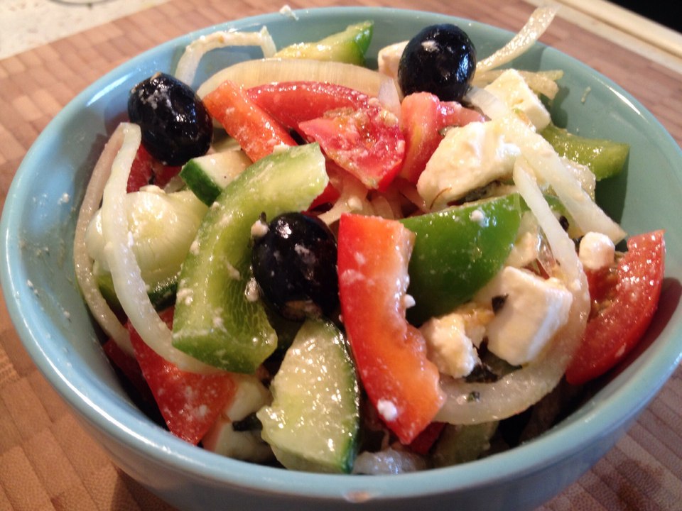 Griechischer Bauernsalat mit schwarzen Oliven - Zubereitung