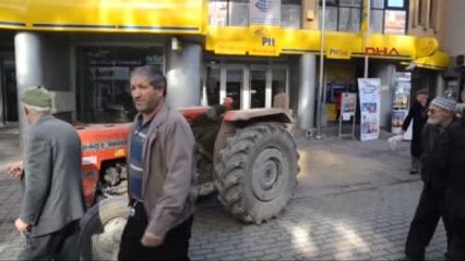 Kütahyalı Çiftçiden Hayvan Dışkısı ile Protesto