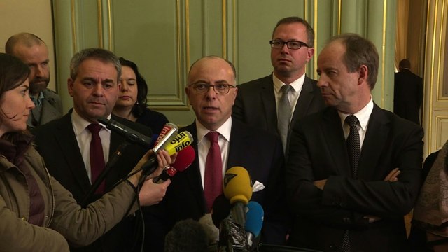 Calais: Cazeneuve serre la vis sécuritaire face à des élus en quête de fermeté